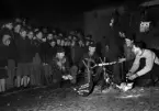 Scouter grillar, eller som det står på skyltem, steker korv och kyckling bakom församlingshemmet vid julskyltning 1954.  Scoutverksamhet.


...

385 bilder om Linköping på 1950-talet från tidningen Östgötens arkiv. Framtidstro och optimism är ord som sammanfattar Linköping på femtiotalet. Årtiondet innebar satsningar för att förbättra linköpingsbornas livsvillkor. Bostadsfrågan och trafiklösningarna dominerade den lokalpolitiska agendan.
Bilderna digitaliserades år 2013.