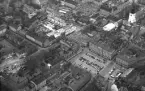 Stadskärnan i Linköping år 1959.
Bilden visar Stora torget, samt kvaretet Banken och Baggen.
Längst till höger ser man St Larskyrkan. Stora torget är yta för parkering av bilar.

...

385 bilder om Linköping på 1950-talet från tidningen Östgötens arkiv. Framtidstro och optimism är ord som sammanfattar Linköping på femtiotalet. Årtiondet innebar satsningar för att förbättra linköpingsbornas livsvillkor. Bostadsfrågan och trafiklösningarna dominerade den lokalpolitiska agendan.
Bilderna digitaliserades år 2013.