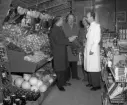 Strax före jul 1958 öppnade Konsum en ny butik på Nya Tanneforsvägen 55. Butiken beskrevs som en tiptop-affär för speceri- mjölk och charkuterivaror. Frysdisken var 17 meter lång.
I vit rock ser man butikens föreståndare Lennart Boman.
Konsum. Coop.
 ...

385 bilder om Linköping på 1950-talet från tidningen Östgötens arkiv. Framtidstro och optimism är ord som sammanfattar Linköping på femtiotalet. Årtiondet innebar satsningar för att förbättra linköpingsbornas livsvillkor. Bostadsfrågan och trafiklösningarna dominerade den lokalpolitiska agendan.
Bilderna digitaliserades år 2013.