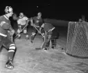 Ishockeymatch 1959 mellan Derby och Kenty. Hockey. Vintersport. 
...

385 bilder om Linköping på 1950-talet från tidningen Östgötens arkiv. Framtidstro och optimism är ord som sammanfattar Linköping på femtiotalet. Årtiondet innebar satsningar för att förbättra linköpingsbornas livsvillkor. Bostadsfrågan och trafiklösningarna dominerade den lokalpolitiska agendan.
Bilderna digitaliserades år 2013.