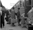 Resande på plattformen vid Linköpings centralstation i april 1953. Tåg. Resa. Tågstation....

385 bilder om Linköping på 1950-talet från tidningen Östgötens arkiv. Framtidstro och optimism är ord som sammanfattar Linköping på femtiotalet. Årtiondet innebar satsningar för att förbättra linköpingsbornas livsvillkor. Bostadsfrågan och trafiklösningarna dominerade den lokalpolitiska agendan.
Bilderna digitaliserades år 2013.