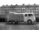 År 1955 köpte renhållningsverket en ny så kallad Ochsner-bil. Bilen hade en fyra mans besättning. Den gamla, stadens första sopbil, hade köpts in år 1938.
...

385 bilder om Linköping på 1950-talet från tidningen Östgötens arkiv. Framtidstro och optimism är ord som sammanfattar Linköping på femtiotalet. Årtiondet innebar satsningar för att förbättra linköpingsbornas livsvillkor. Bostadsfrågan och trafiklösningarna dominerade den lokalpolitiska agendan.
Bilderna digitaliserades år 2013.