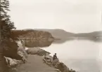 Parti från Strandpromenaden, Gustafsberg.

Stämplad i högra hörnet: Maria Lundbäck Uddevalla. 1910.