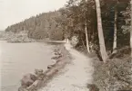 Parti av strandpromenaden Gustafsberg.

Stämplad i vänstra hörnet: Maria Lundbäck Uddevalla. 1910.