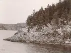 Parti av strandpromenaden Gustafsberg.

Stämplad i vänstra hörnet: Maria Lundbäck Uddevalla. 1909.