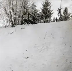 Vikerkollen, Hoppbakke. 
Skihopper Harald Tomter (f.1932) i 