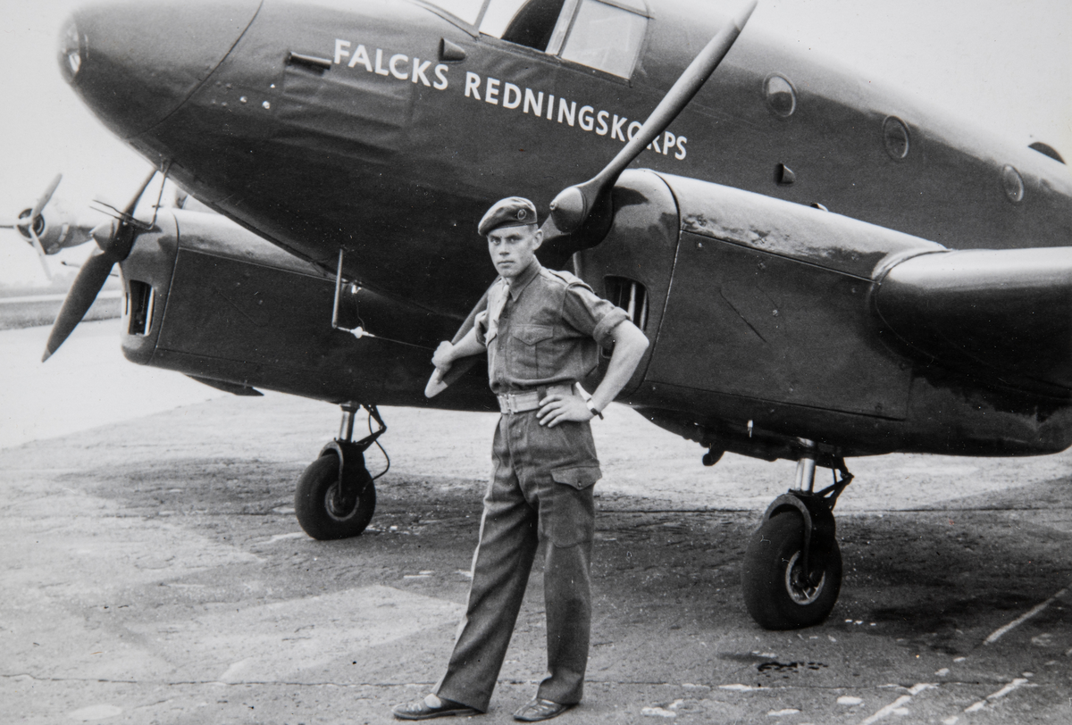 Søndre Tomter (60/2)
Harald Tomter på 10 dagers permisjon fra Tysklandsbrigaden der han var utstasjonert i Husum leir. Bildet er tatt på flyplassen i København. To motors propellfly tilhørende Falcks Redningskorps i DK.  Tysklandsbrigaden var en norsk militær styrke (brigadegruppe) som deltok i den allierte okkupasjonen av Tyskland etter dette landets nederlag i andre verdenskrig. Norge deltok med i alt tolv kontingenter (brigader), fra januar 1947 til april 1953. Harald deltok i nest siste gruppe i 1952.
Fra et album som tilhører Harald Tomter (f.1932).