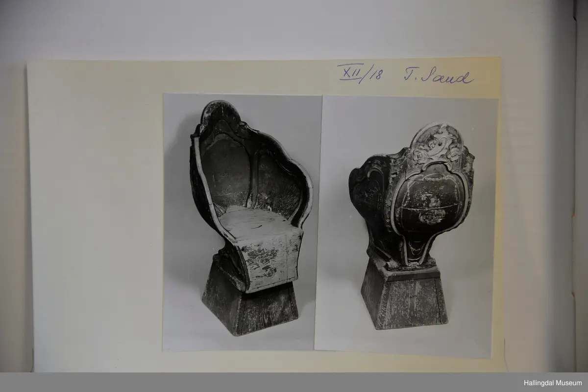 Sete til spiss-slede, hvelvet side og rygg, buet overkant, forhøyet rygg. Satt på understell, avkuttet pyramideform, 4 sider. Langs alle kanter rokokko-utskjæring. Brun og gulmalt.