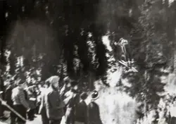 Skihopper i svevet ned Gjørsliberget hoppbakke.
Fra et album