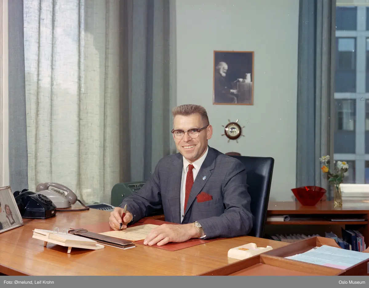  J.L. Nerlien fotofirma, interiør, kontor, mann, sittende ved skrivebord