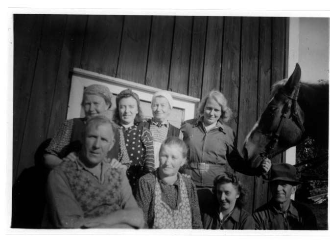Gruppbild med bland andra familjen Axel Svensson i Jordanstorp.