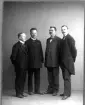 Gruppbild med fyra män, påskrift: 
