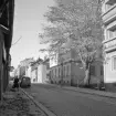 Nygatan i Linköping med kameran riktad västerut från Snickaregatan. Fotoåret 1963 var samtliga lägre hus i blickfånget rivningsbeslutade.