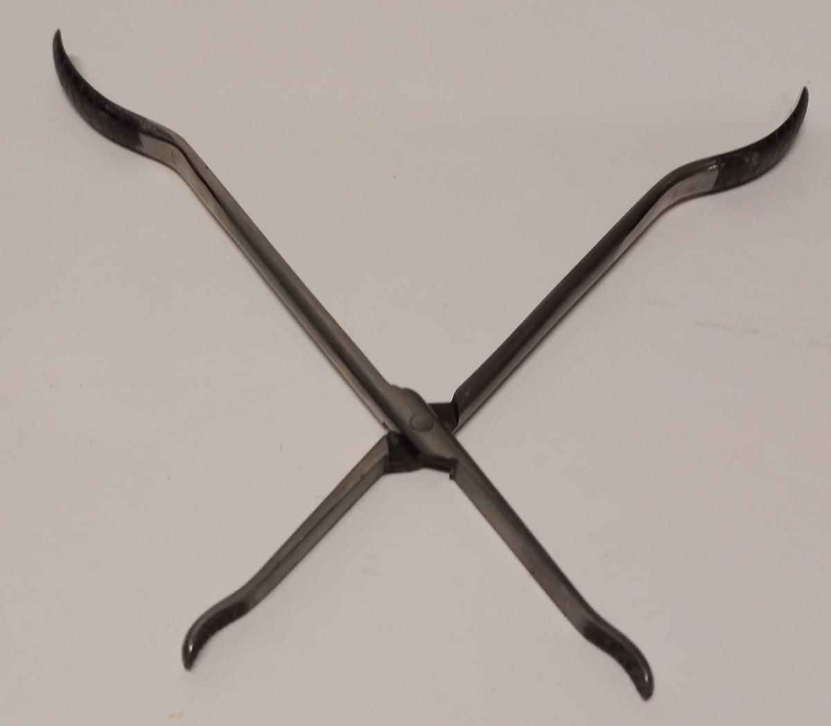 Helt fodrad invändigt med röd sammet och med löst innerfack av mahogny. Till kistan hör ett löst läderfodral märkt N:o 1.
Kistan är tillverkad av C.F. Ponsbach, kirurgisk instumentmakare vid Kungl. Karolinska Institutet, Kungsholmen, Stockholm, åren 1830-35. Samtliga instument är signerade "Ponsbach" och i locket på kistan finnes en tryckt etikett av äggrund form med texten : "TILLWÄRKAS af C.F. PONSBACH Chirurgisk Instumentmakare i Stockholm, Kongl. Carolin. Istitut. på Kongsholmen."

Kistan är försedd med lås och nyckel. Den har tillhört sjukvårdsutredning ombord för kanonjoll och varit förvarad å Sjukhusförrådet, Örlogsvarvet i Stockholm (1938).

Samtliga instrument är väl utförda och omfattar:
1/ Amputationskniv, 190 mm lång, med oval spets och
refflat svart träskaft.
2/ Amputationskniv, 160 mm lång, med oval spets och
refflat svart träskaft.
3/ Kniv med lancettspets, 130 mm lång med refflat svart
träskaft.
4/ Kniv med lancettspets, 93 mm lång med refflat svart
träskaft.
5/ Avbitaretång, helt i stål, 164 mm lång.
6/ Kulutrdragaretång, helt stål, 205 mm, med skaftet refflat.
7/ Tandtång, helt stål, med skaftet refflat, 130 mm lång.
8/ Tandtång, helt stål, med skaftet refflat, 135 mm lång.
9/ Tandnyckel, 150 mm inklusive polerat mahognyskaft.
10/ Lös krok till ovanstående tandnyckel, 25 mm, helt stål.
11/ Lös krok d:o    d:o    d:o    d:o    d:o
12/ Bensåg av fogsvanstyp, längd 260 mm, med mahognyskaft.
13/ Benskruv med ringformat handtag, 120 mm lång, helt stål.
14/ Munspatel med två skedblad, helt stål, 190 mm lång.
15/ Pincett av stål med lås, 90 mm.
16/ Fingersåg, 10 cm, med svart refflat träskaft.
17/ Operationsnålar, böjda, 12 st, för sutur.
18/ Troikar med kanyl, 82 mm, med svart polerat träskaft.
19/ Troikar med kanyl, 74 mm, d:o    d:o     d:o
20/ Lancett dold i benskaft, 110 mm lång, böjd.
21/ Geissfuss (getfot), 90 mm lång m. polerat skaft (tandutdragn.)
22/ Sax, rak, osignerad, ny, 150 mm.
23/ Bindtyg av brunt läder med tre små lancetter i svart benskaft.
24/ Tournikett-läderbitar, 60 x 80 mm, ljust läder.
25/ Pelott, kudde av kork, klädd med sämkinn, 40 x 60 mm.
26/ Artärnål, 70 mm, med brunt polerat träskaft.
27/ Fodral av mahogny med 5  skalpeller, en pincett och en liten
stålkrok (dissektionsbestick).
28/ Etui, litet, av rött läder med 6 st små lancetter i sköld-
paddskaft. Lancetterna märkta med ?C.F.P.?
29/ Trepanborr, rund, sågtandad, helt stål med pistill i mitten.
30/ Trepanborr, refflad  d:o    d:o   d:o   d:o
31/ Trepanborrsväng med skaft av polerat svart trä.
32/ Knapp till ovanstånende av   d:o   d:o
33/ Pistillnyckel till trepanstiftet.
34/ Trepanborr (spetsborr), helt stål.
35/ Tirefond, skruv för att draga ut benstycket vid trepanering.
36/ Trepanborr (tappborr), helt stål.
37/ Culter lenticularis med svart polerat skaft.
38/ Brosåg, tvåeggad, 35 mm, med svart polerat skaft.
39/ Raspator vinkelform, med skaft av polert trä, för att
bortskrapa benhinnan - periostet - vid trepanering.
40/ Benfil, längd 140 mm, med svart polerat skaft.
41/ Pincett, dubbel, helt av stål, längd 170 mm.
42/ Skalpell, rak, med polerat träskaft.
43/ Trepanborste i liten hornhylsa.
44/ Operationstråd på rulle, rött silke.
45/          D:o        d:o  oblekt linnetråd.
46/ Vaxbit till ovanstånde tråd.
47/ Ters av svartbetsat trä med märling, längd 120 mm.
48/ Ters  d:o   d:o   d:o       d:o     d:o
49/ Ters   d:o    d:o    d:o   d.o
50/ Tournikett av mässing med spärrhake, utan band.
51/ Tournikett   d:o     d:o      d:o      d:o
52/ Bindtyg av brunt läder innehållande lancetter i benskaft,
rakkniv, snabelsax, peang.
53/ Matstrupsintrument, liten svamp på smalt skaft av val-
fiskben.
54/ Bougier, kaustika, i papperfodral.
55/ Katetrar och sonder av gummi.
