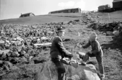 To gutter, Ola Skrugstad og Jan Bergseng, prøver seg på stei