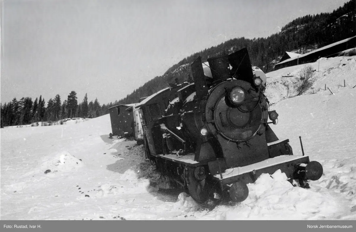 Avsporet godstog ved Nordåker på Valdresbanen, nærmest damplokomotiv type 24d nr. 147
