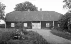 Den åldrigt präglade flygeln till Åby säteri i Horn socken. Här dokumenterad av Östergötlands museum 1929.