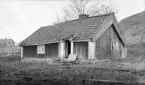 Ålderdomlig stuga på gården Pålstorp söder om Berg, Vreta kloster. Dokumenterad av Östergötlands museum 1930.