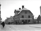 Linköping 1934 och det har börjat rivas i hörnet Nygatan-Sankt Larsgatan. På platsen ska Åhléns uppföra ett Tempo-varuhus, stadens första av slaget. I hörnhuset, dåvarande Nygatan 28, hade Brita Johnson drivit sin modeaffär från några år in på 1900-talet.