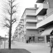 Vasavägen i Linköping anlades och började bebyggas från vägens östra änden från slutet av 1800-talet. Bilden visar Vasavägens motsatta del dit byggnationen nådde under 1930- och 40-talen. Längan till höger täcker kvarteret Asterns södra sida och rymmer gatunumren 49-55.