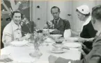 Major Gordh presiderar vid lunchbordet med fru Tamm, fröken Andersson och kadett Ström.