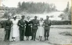 Samling framför officersmässen: Fr v kapten Tamm, fru Sjöberg, major Gordh, fröken Andersson, doktor Urwitz, fru Tamm, kadett Ström.