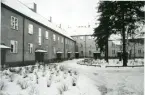 Västerås, Östermalm, kv. Ivar.
Gårdsinteriör Karlsgatan/Östermalmsgatan, 1975.