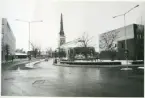 Västerås, Kyrkbacken, kv. Heimer.
Engelbrektsplan med Domkyrkan och biblioteket, 1975.