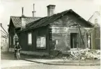 Västerås, Kyrkbacken, kv. Halfdan (nu kv. Domkyrkan).
Gamla hus under rivning, 1950.
