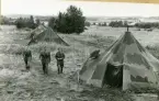 Fänrik Salme, kapten Malmquist och löjtnant Öster vid förläggningen i Hälsingtuna, där det var vackert men vått.