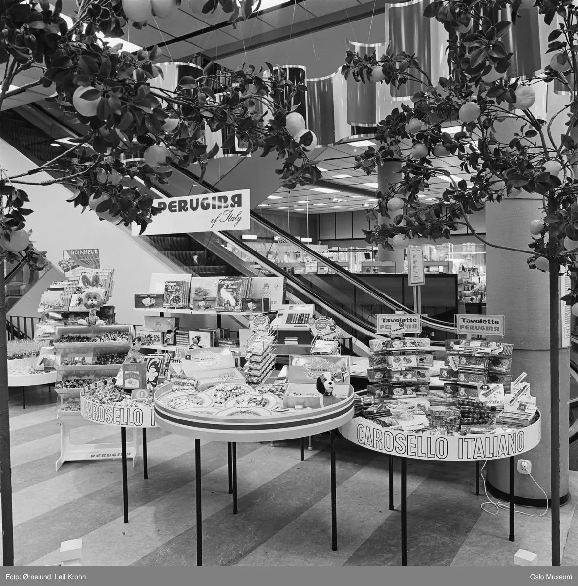 Steen & Strøm stormagasin, interiør, Italiensk uke, glass- og stentøyavdeling, rulletrapp
