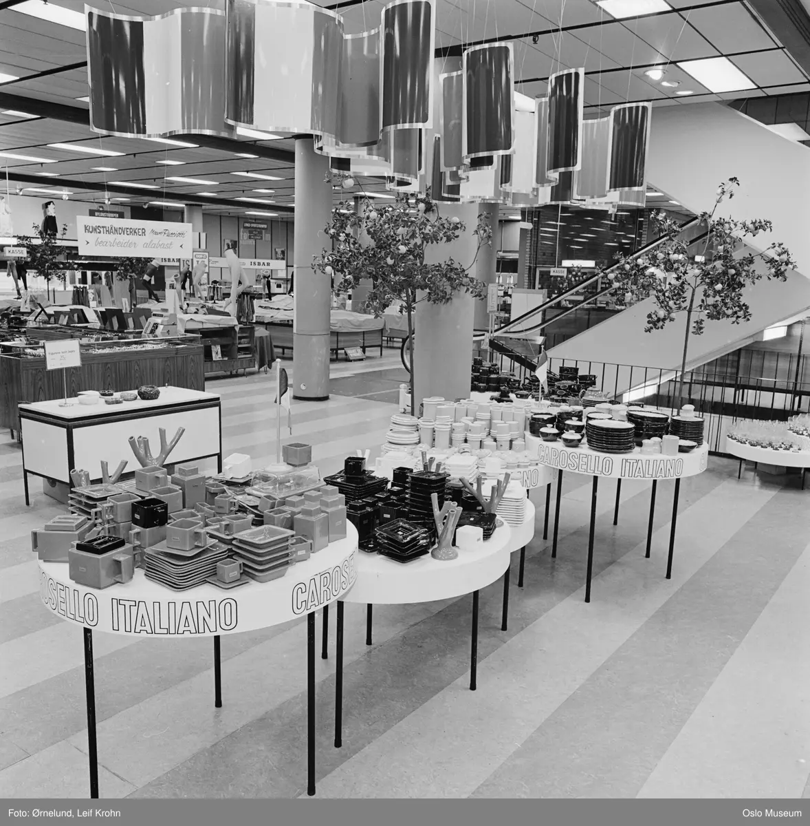 Steen & Strøm stormagasin, interiør, Italiensk uke, glass- og stentøyavdeling, rulletrapp