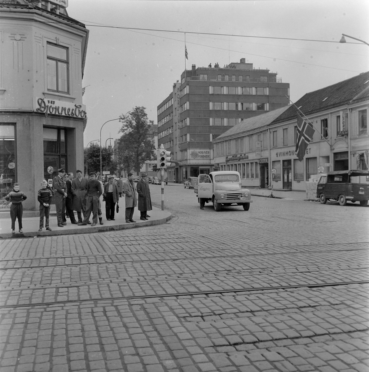 Stille og sorgtung avskjed i Trondheim for Kong Haakon VII
