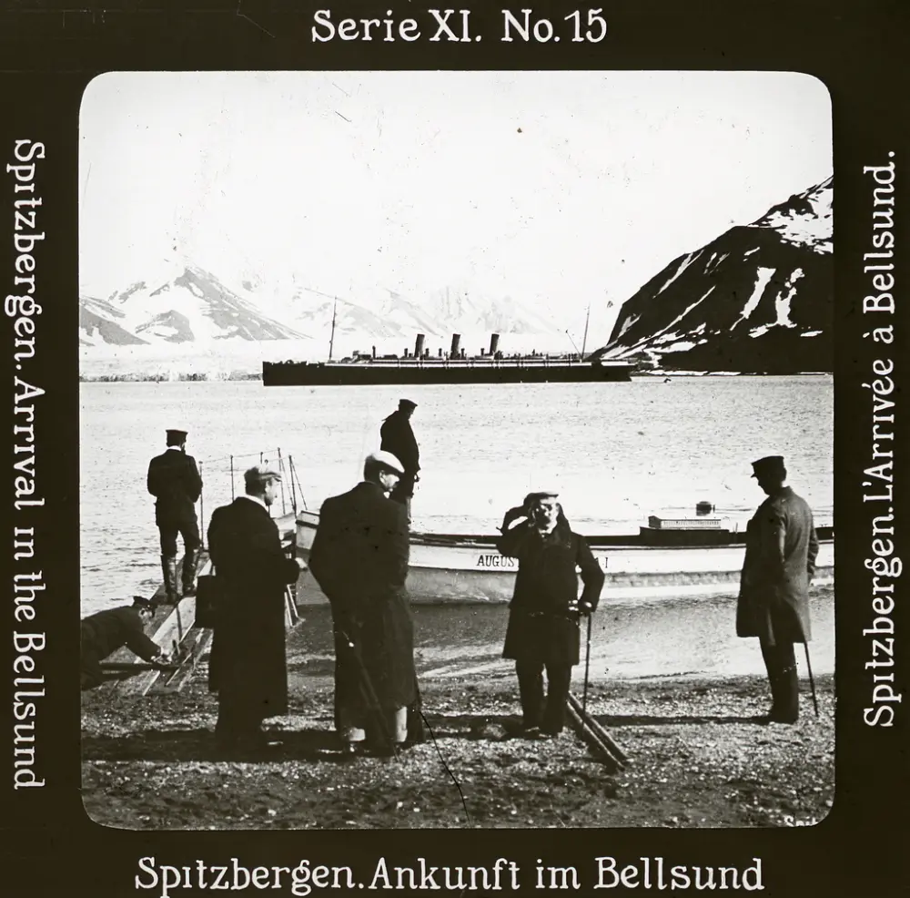 Bildeserie fra reise til Svalbard med Augusta Victoria. Turister i Bellsund. 