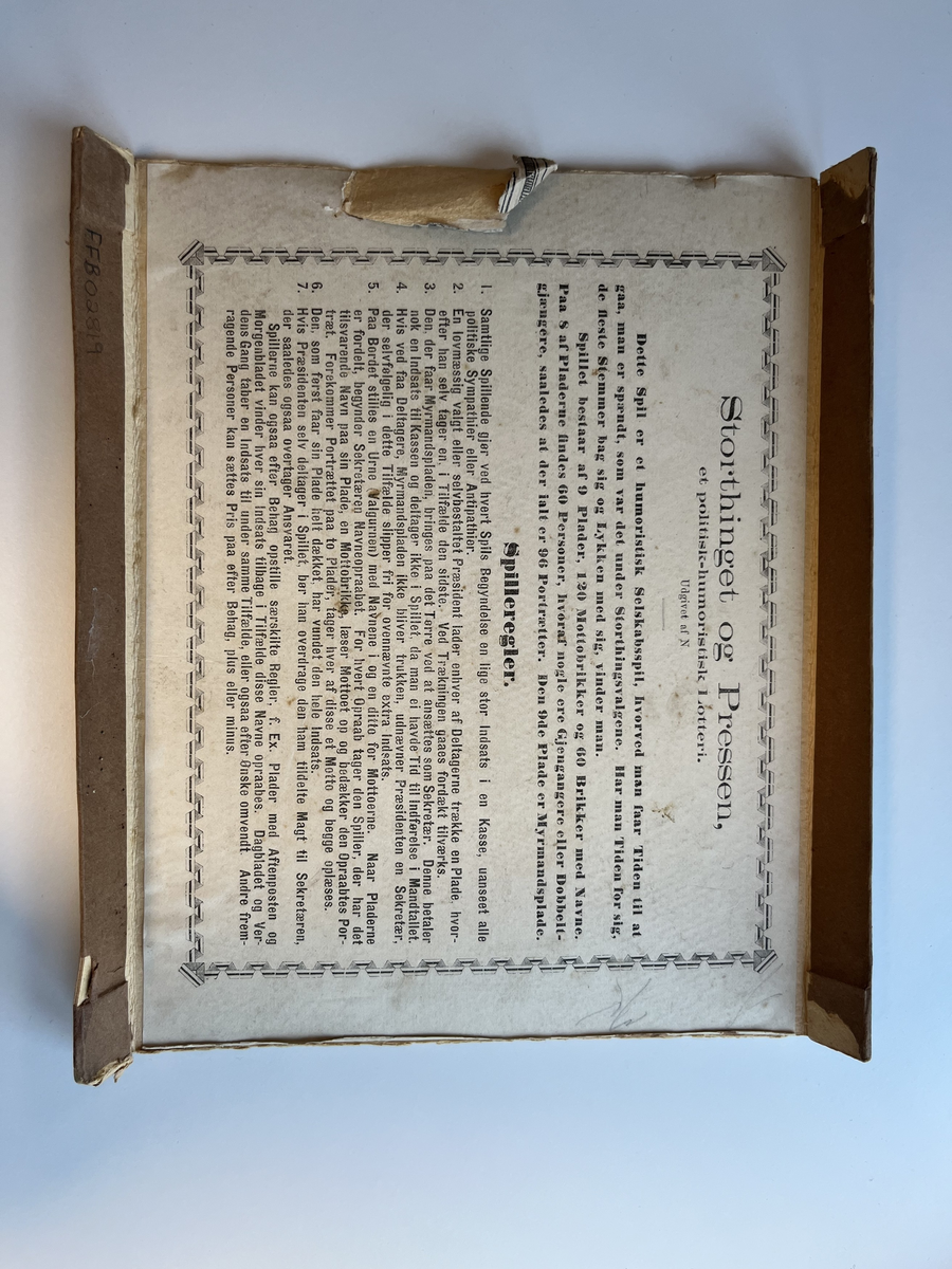 Brettspill som består av tre typer brikke, spillebrett og ni brett. Åtte av de har portretter av statsråder og andre prominente personer, det niende kortet gir deg "ingen stemme og ingen spilleret".

Brikkene er delt i tre kategorier; personnavn, Statsflagg og sitater.