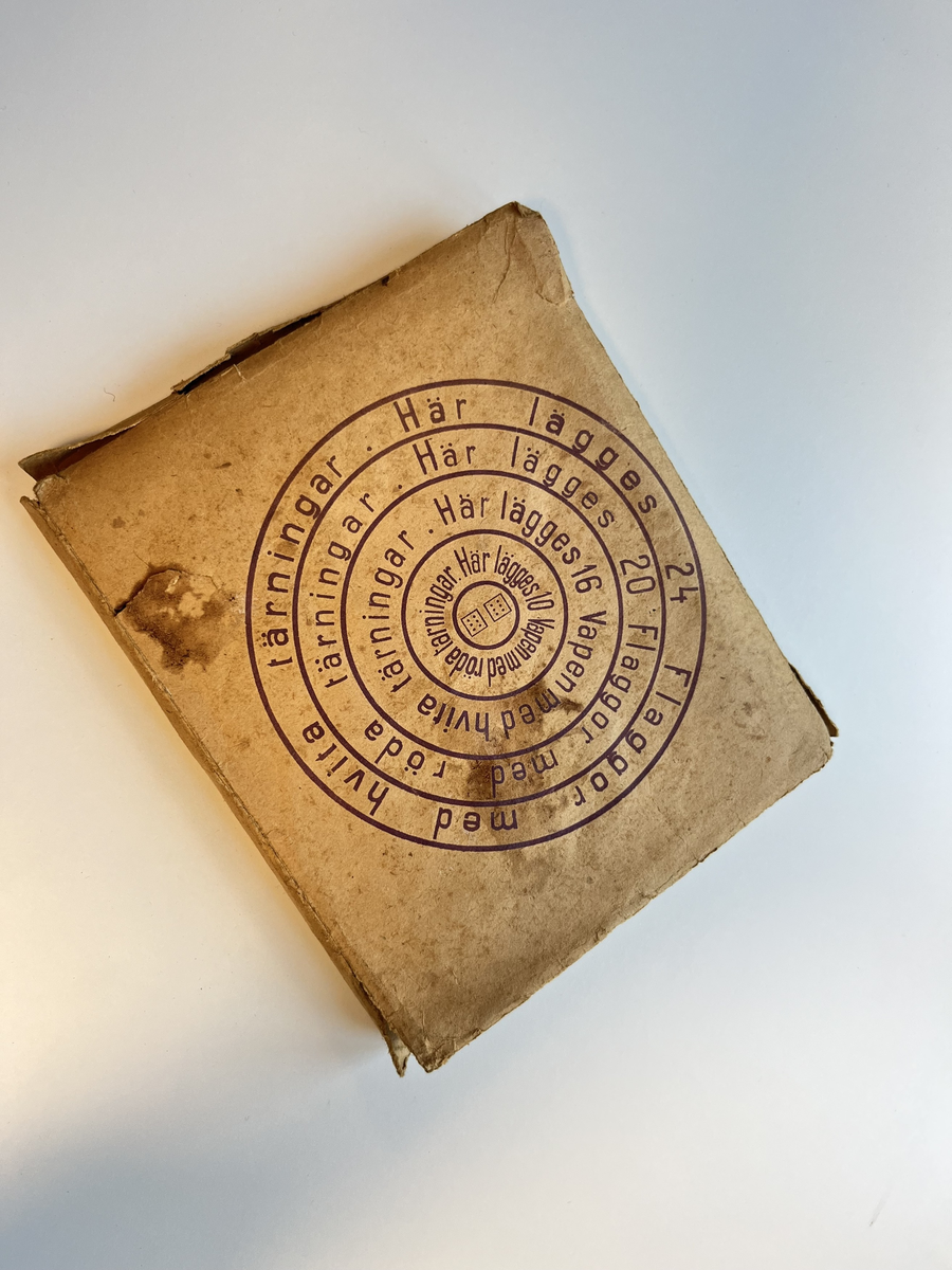 Brettspill som består av tre typer brikke, spillebrett og ni brett. Åtte av de har portretter av statsråder og andre prominente personer, det niende kortet gir deg "ingen stemme og ingen spilleret".

Brikkene er delt i tre kategorier; personnavn, Statsflagg og sitater.