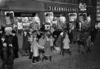 Skyltsöndag i Linköping år 1954.
Slöjdmagasinet på Storgatan 37 hade vanligen den mest uppskattade julskyltningen i Linköping. På 50-talet drevs affären av köpman Karl-Axel Björkeby.
...

385 bilder om Linköping på 1950-talet från tidningen Östgötens arkiv. Framtidstro och optimism är ord som sammanfattar Linköping på femtiotalet. Årtiondet innebar satsningar för att förbättra linköpingsbornas livsvillkor. Bostadsfrågan och trafiklösningarna dominerade den lokalpolitiska agendan.
Bilderna digitaliserades år 2013.