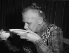 Den 18 augusti 1951 släpptes kaffet fritt. Därmed avslutades den sista ransoneringen av de kaffekort som införts under andra världskriget. Kaffe på fat. 
...

385 bilder om Linköping på 1950-talet från tidningen Östgötens arkiv. Framtidstro och optimism är ord som sammanfattar Linköping på femtiotalet. Årtiondet innebar satsningar för att förbättra linköpingsbornas livsvillkor. Bostadsfrågan och trafiklösningarna dominerade den lokalpolitiska agendan.
Bilderna digitaliserades år 2013.