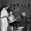 Den 18 februari år 1957 inleddes vaccineringen av polio för barn i åk 1 till 4.
Premiären skedde på hagebyskolan i Hjulsbro. Läkare Gösta Arnwald med assistans av syster Rakel Ekström ympade Gunilla Svensson, senare gift Ekman.
Killen som tittar fram i bakgrunden heter Rolf Sigfridsson.
År 1953 hade Sverige drabbats av en polioepidemi med fler än 5000 sjukdomsfall.
Epidemi. Vaccin. Spruta. Vaccination. Polio.
...

385 bilder om Linköping på 1950-talet från tidningen Östgötens arkiv. Framtidstro och optimism är ord som sammanfattar Linköping på femtiotalet. Årtiondet innebar satsningar för att förbättra linköpingsbornas livsvillkor. Bostadsfrågan och trafiklösningarna dominerade den lokalpolitiska agendan.
Bilderna digitaliserades år 2013.