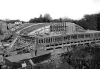 Linköpings sporthall under uppförande.
Arbetet med anläggningen inleddes 1953, men stod stilla sommar/höst 1954 eftersom man fick vänta på tillstånd från arbetsmarknadsstyrelsen. Bilden visar hur byggarbetsplatsen såg ut i oktober 1954.
Byggarbetsplats. Sporthallen. Idrott.
...

385 bilder om Linköping på 1950-talet från tidningen Östgötens arkiv. Framtidstro och optimism är ord som sammanfattar Linköping på femtiotalet. Årtiondet innebar satsningar för att förbättra linköpingsbornas livsvillkor. Bostadsfrågan och trafiklösningarna dominerade den lokalpolitiska agendan.
Bilderna digitaliserades år 2013.