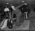 Gösta Karlsson som spelade för Gottridsbergs IK slår iväg bowlingklotet på premiärdagen vid Linköpings sporthall, den 11 oktober 1956. I sporthallen fanns åtta banor för bowlling. 
Bowlingbana. Idrott. Bowlingklot. 
...

385 bilder om Linköping på 1950-talet från tidningen Östgötens arkiv. Framtidstro och optimism är ord som sammanfattar Linköping på femtiotalet. Årtiondet innebar satsningar för att förbättra linköpingsbornas livsvillkor. Bostadsfrågan och trafiklösningarna dominerade den lokalpolitiska agendan.
Bilderna digitaliserades år 2013.