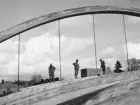 Taket på sporthallen i april 1956. De eleganta betongbågarna bortades rena inför invigningen av sporthallen.
Invigningen av sporthallen var den 6 oktober 1956. Arkitekt Hans Westman. I Corren kunde man läsa: 