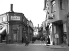 Tanneforsgatan i Linköping sedd från Trädgårdstorget.
Basarbyggnaden till vänster ritades av Axel Brunskog år 1926. Byggnaden revs år 1977. 
Till höger ser man Nygatan 41, som finns bevarad än idag. I hörnet låg PA Johanssons färgbutik, som grundades på 1880 talet. 
Gågatan. Centrala Linköping. ...

385 bilder om Linköping på 1950-talet från tidningen Östgötens arkiv. Framtidstro och optimism är ord som sammanfattar Linköping på femtiotalet. Årtiondet innebar satsningar för att förbättra linköpingsbornas livsvillkor. Bostadsfrågan och trafiklösningarna dominerade den lokalpolitiska agendan.
Bilderna digitaliserades år 2013.