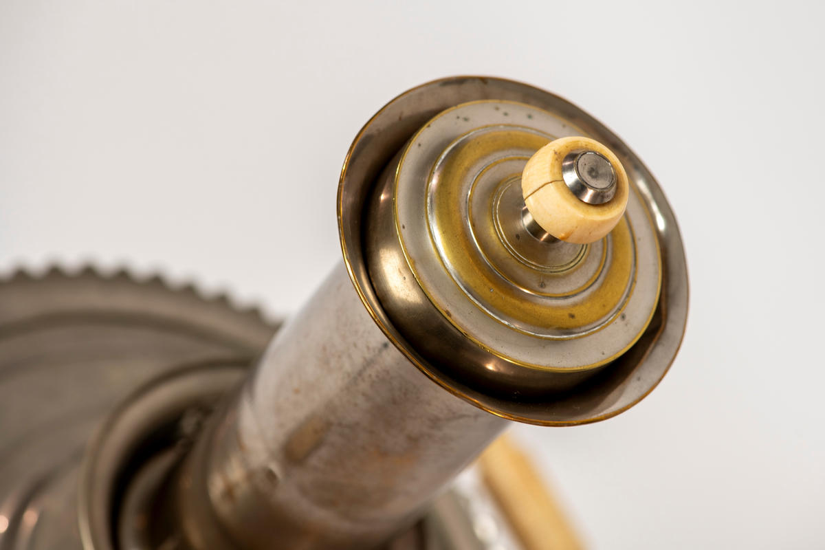 Samovar. Rund fot på fire utskrånende føtter. Stett med gjennombrutt dekor. Korpus med sider med rifler og avlange fasetter. To runde, tverr-riflede hanker av ben. Profilert overstykke med to benknotter. Ovalt fabrikkmerke med russisk tekst. Toppstykke med tre gjennombrutte ornamenter, nedsenket tungt lokk med ben-knott. Kran nederst på korpus, åpning i bunnen, og liten åpning for damp på overstykket.

Pipe. Forkrommet, skaft av messing og ben. Høy sylinderformet med utskrådd fotstykke, uten bunn, stjerthank.

Dryppskål av messing, utvendig forkrommet. Skål på stett. Midt i bunnen innvendig er det et ovalt firmamerke med russisk tekst.

Brett av forkrommet messing. Firkantet smal del, den annen halvdel bredere med rundet kontur.