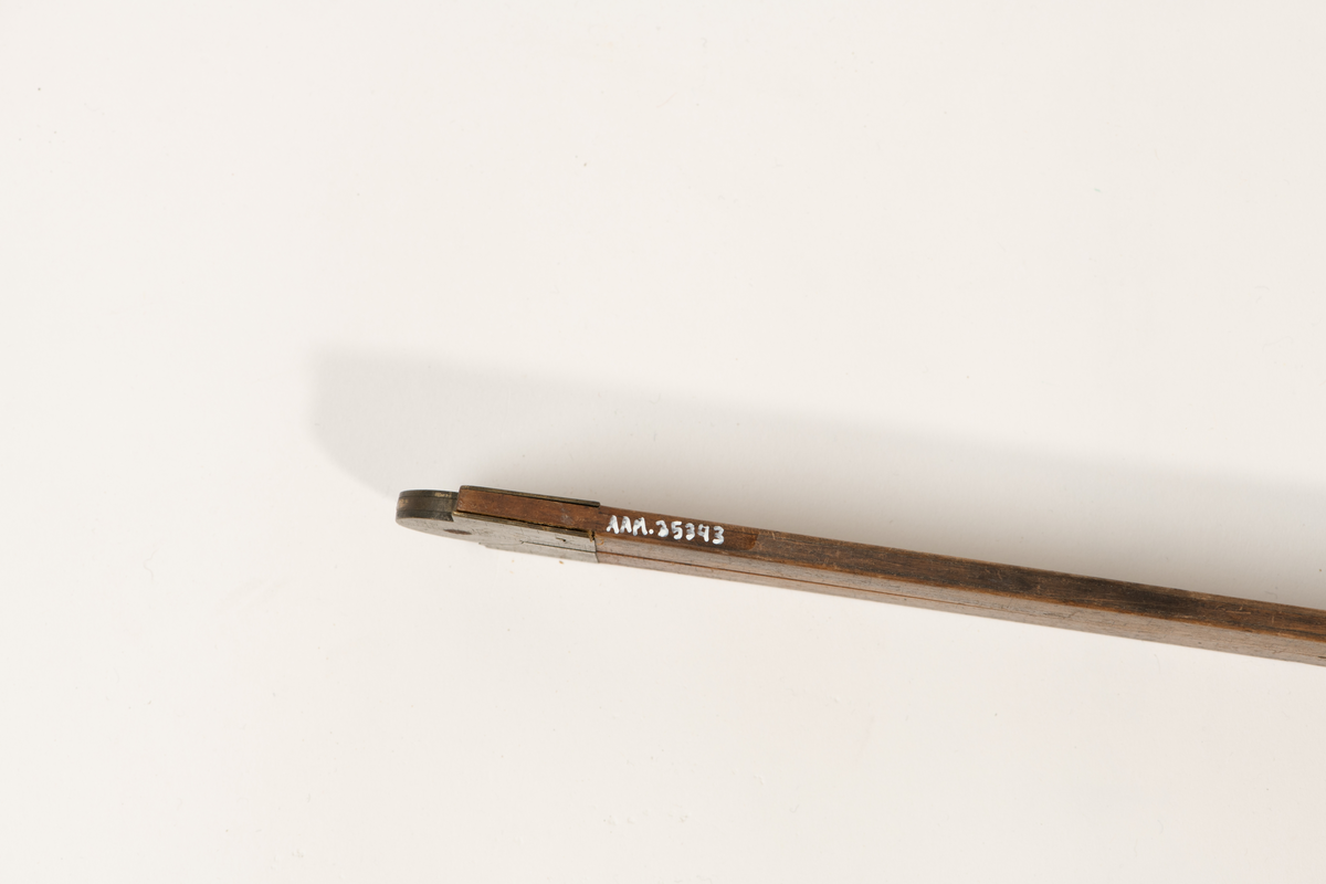 Trelinjal trolig fra midten av 1800-tallet ut ifra givers informasjon. Linjalen består av to trebiter med ulike målenheter innrisset og holdes sammen av et metallbeslag. Det er også metallbeslag i den andre enden. Linjalen har endel bruksmerker og en flis er gått av på den ene trebiten.