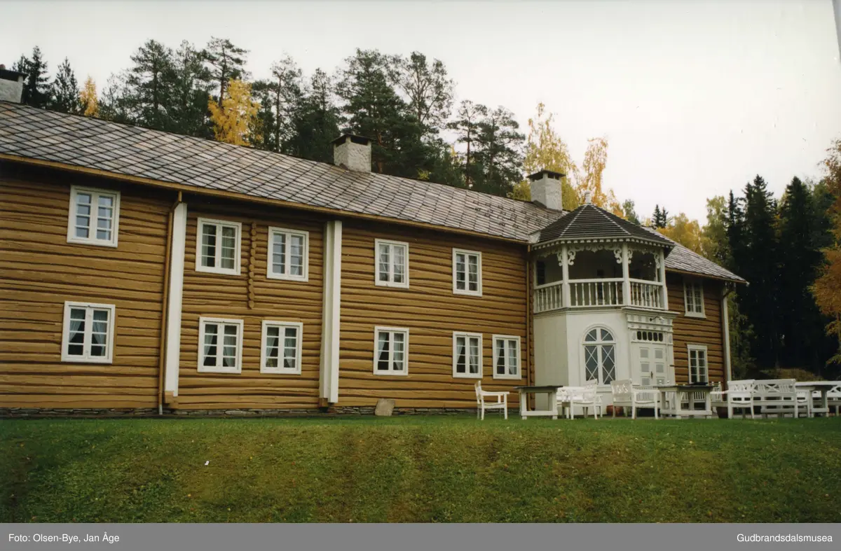 Kyrkjestugu på Maihaugen. Dette var hovudbyginga på Nedre Kyrkjestugu gnr. 45/7 i Dovre. Husa på garden vart rivne i 1971 for å gje plass til Dovre senter, og hovudbygninga vart i 1975 sett opp att på Maihaugen.