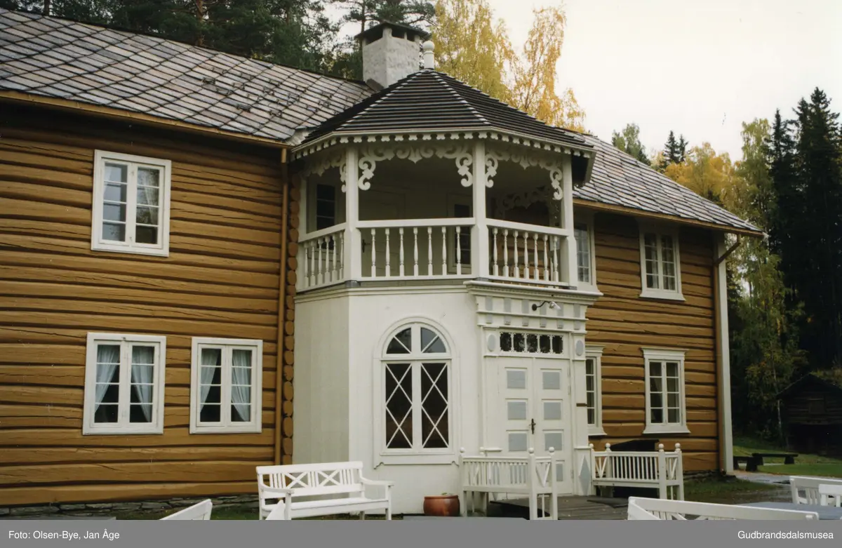 Kyrkjestugu på Maihaugen. Dette var hovudbyginga på Nedre Kyrkjestugu gnr. 45/7 i Dovre. Husa på garden vart rivne i 1971 for å gje plass til Dovre senter, og hovudbygninga vart i 1975 sett opp att på Maihaugen.