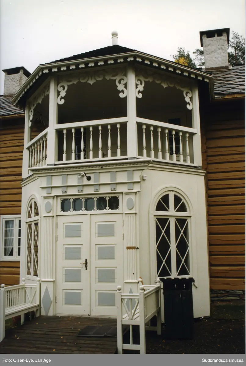 Kyrkjestugu på Maihaugen. Dette var hovudbyginga på Nedre Kyrkjestugu gnr. 45/7 i Dovre. Husa på garden vart rivne i 1971 for å gje plass til Dovre senter, og hovudbygninga vart i 1975 sett opp att på Maihaugen.