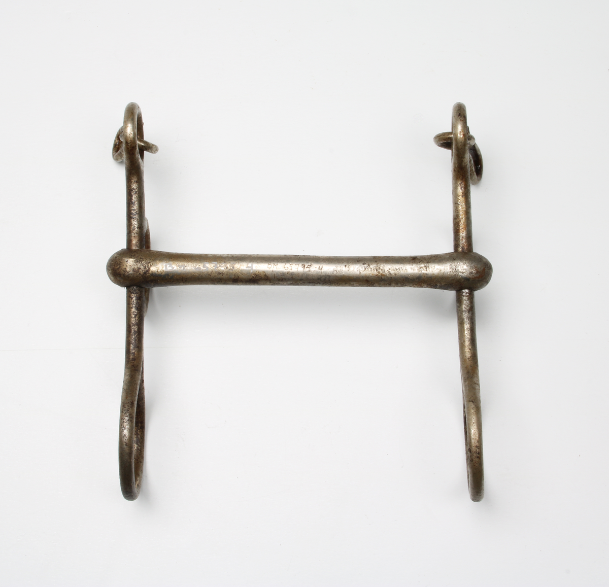 Kraftigt stångbett med remöglor och 4 tygelringar. Krokar för kindkedja.