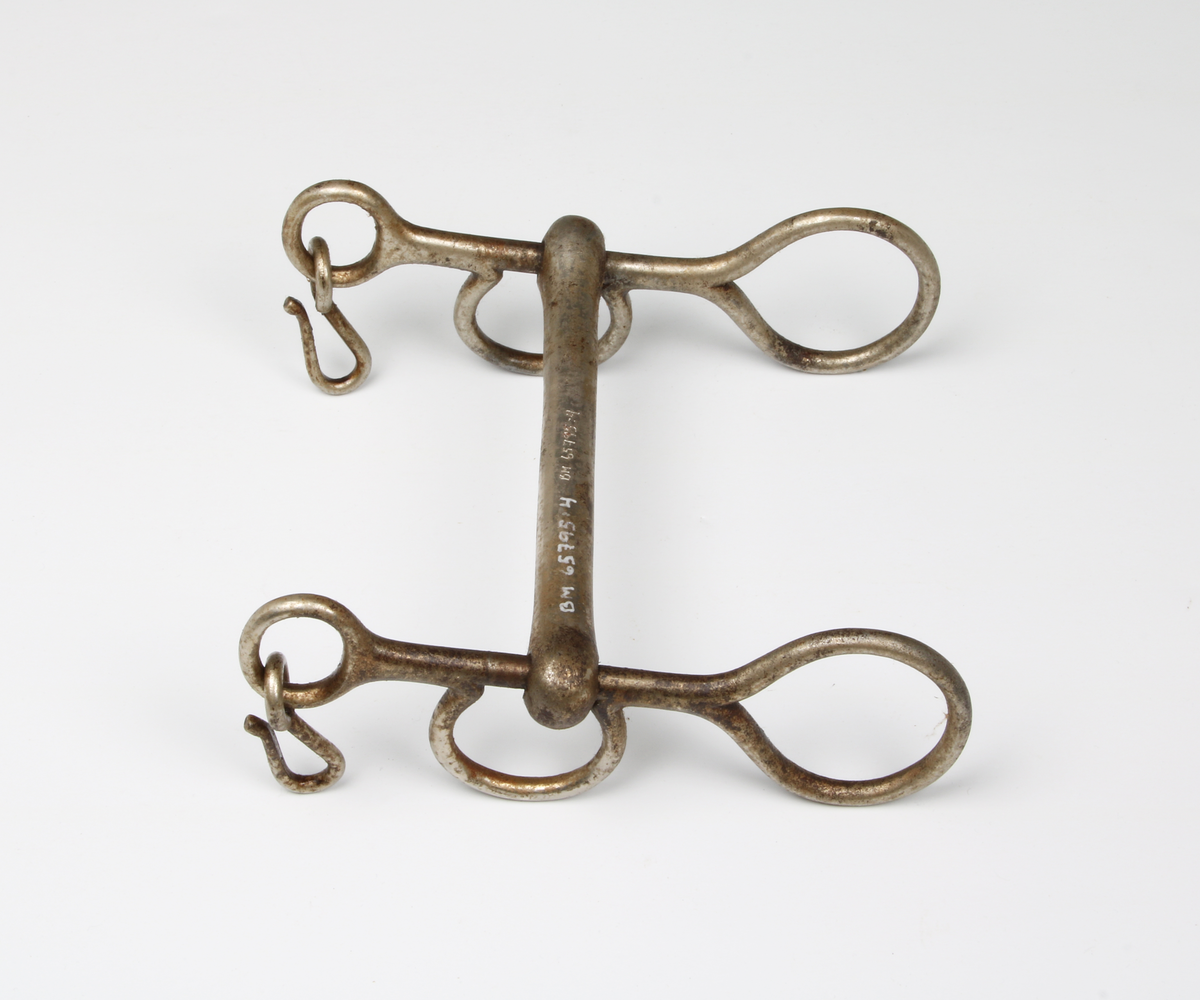 Kraftigt stångbett med remöglor och 4 tygelringar. Krokar för kindkedja.